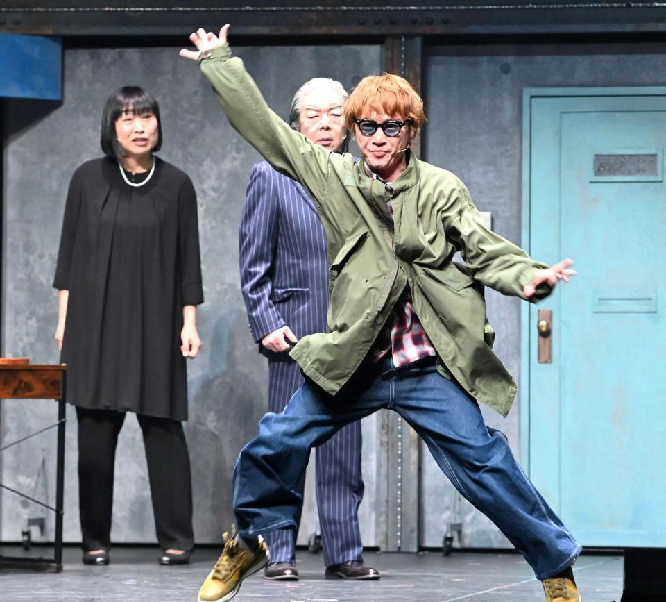 　主演の安田章大。後方左から山崎静代、古田新太（撮影・持木克友）