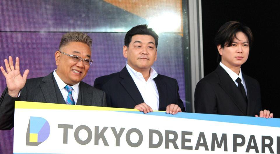 　ＴＤＰオープニングセレモニーに出席した（左から）サンドウィッチマンの伊達みきおと富澤たけし、ＮＥＷＳ・加藤シゲアキ