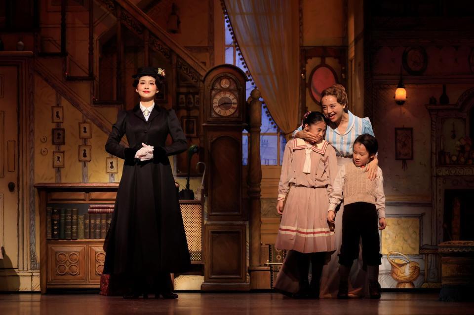 演技を行う（左の）笹本玲奈ⓒＤｉｓｎｅｙ／ＣＭＬ