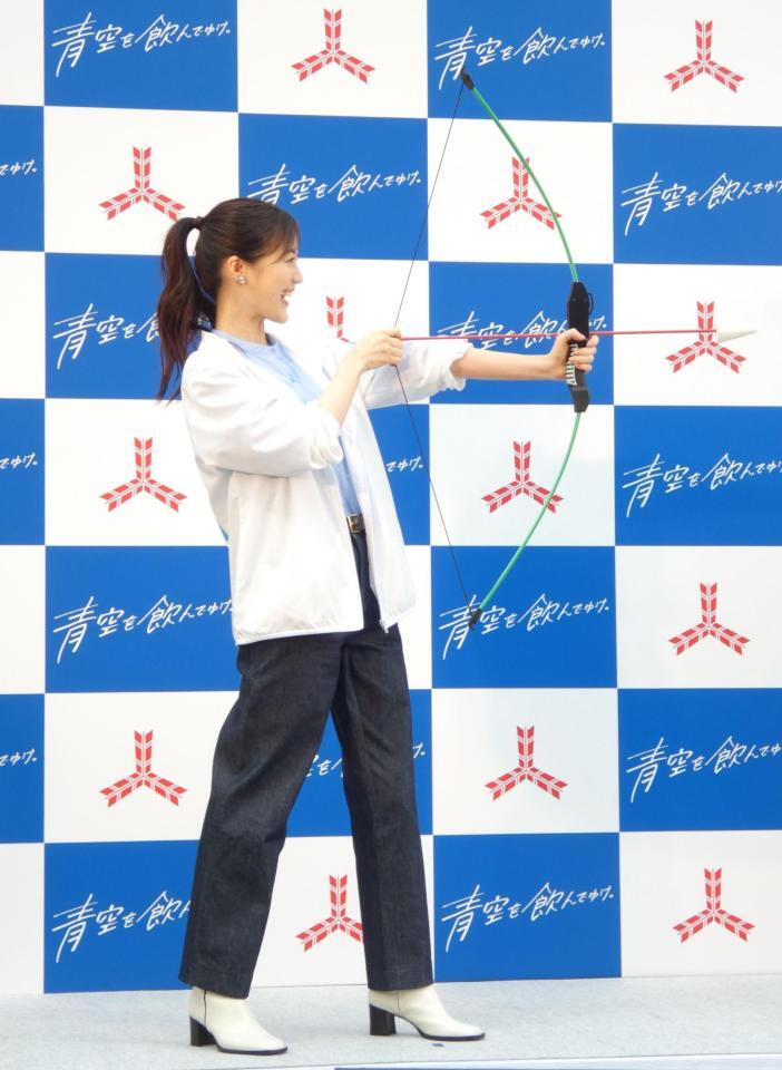 弓矢でバルーン割りに挑む生田絵梨花