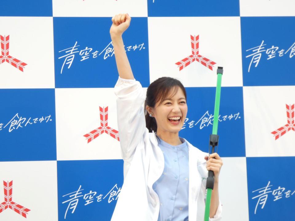 バルーン割りに成功して笑顔の生田絵梨花