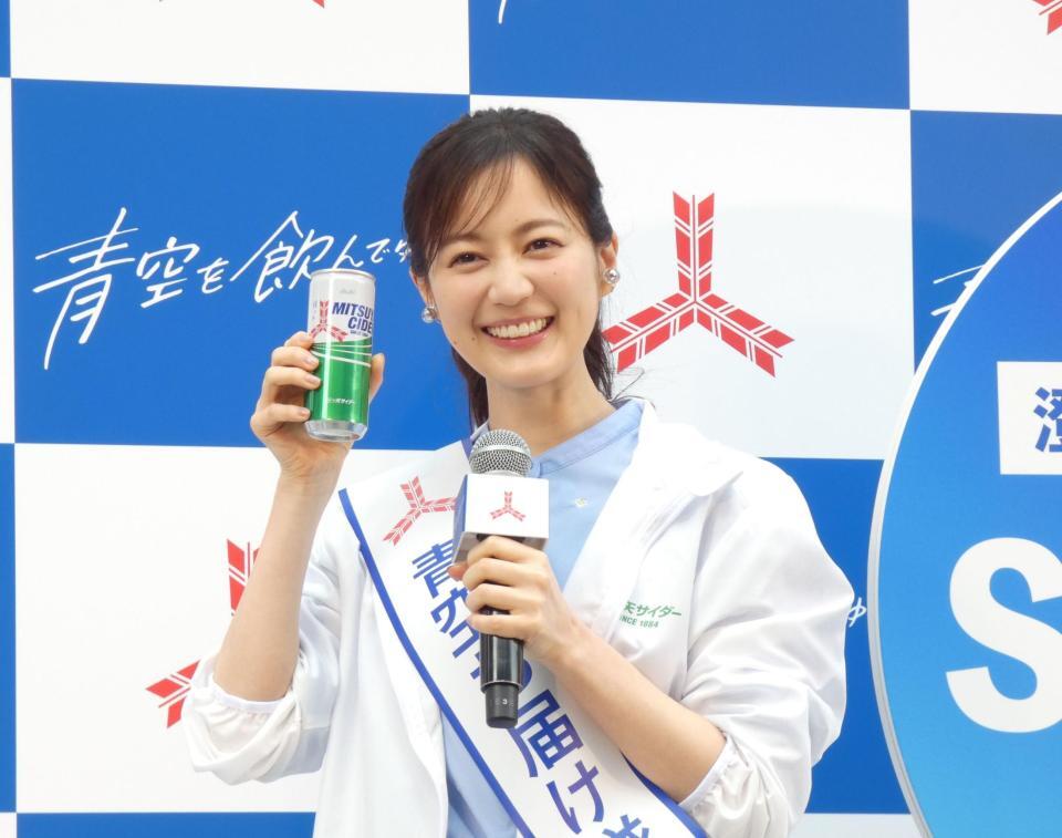 乾杯する生田絵梨花