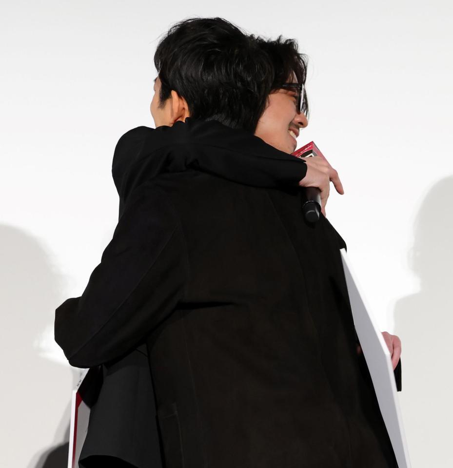 映画「ストリート・キングダム　自分の音を鳴らせ。」公開記念舞台あいさつでハグをする若葉竜也（奥）と仲野太賀（撮影・伊藤笙子）
