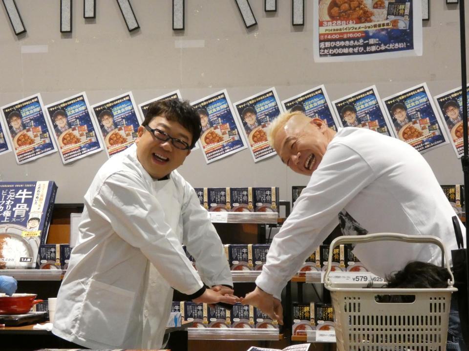 キャイ～ンポーズを見せる天野ひろゆき（左）、ウド鈴木