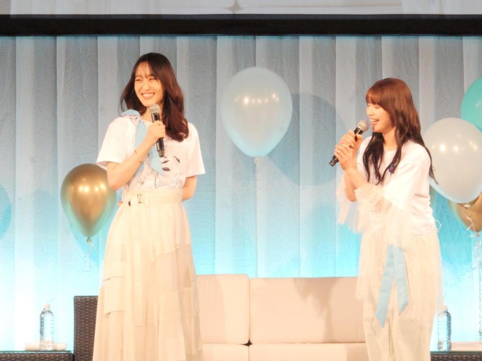 笑顔を見せる菅井友香（左）と中村ゆりか