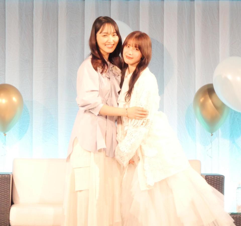 ファンからの要望に応え、互いに至近距離で撮影に応じた菅井友香（左）と中村ゆりか
