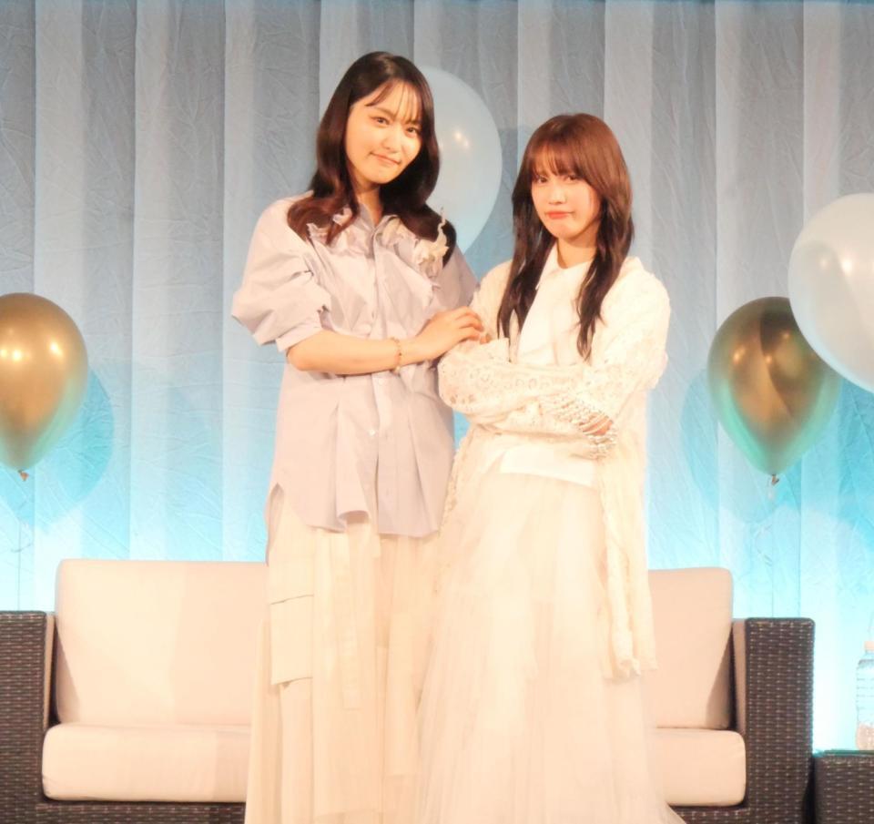 ファンからの要望に応え、むすっとした表情でかわいらしく撮影に応じた菅井友香（左）と中村ゆりか