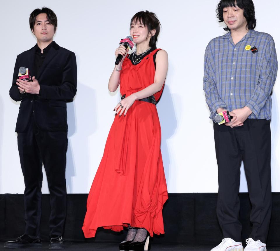 笑顔であいさつする吉岡里帆（中央）。左は間宮祥太朗。右は峯田和伸（撮影・伊藤笙子）