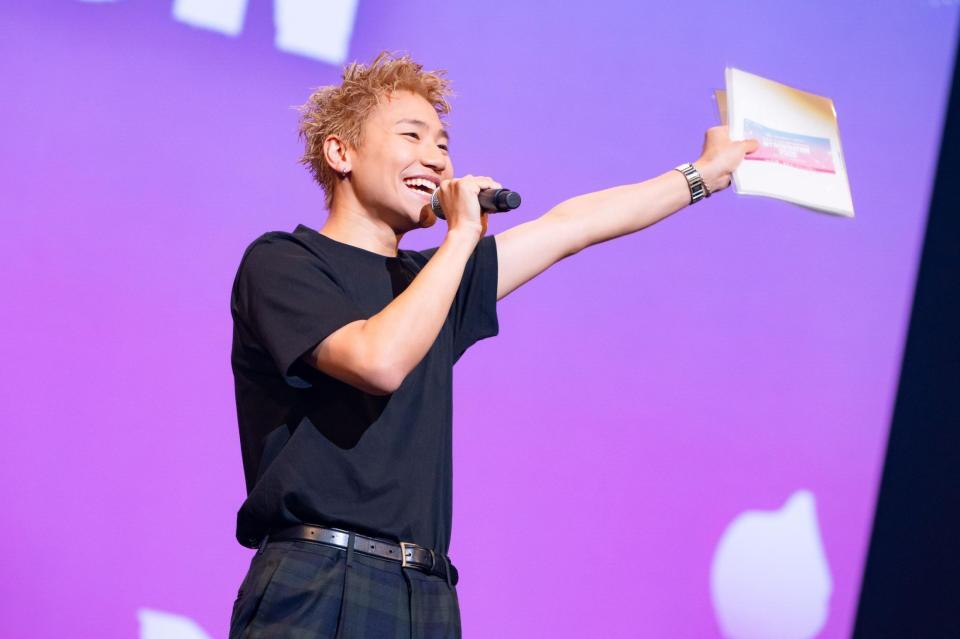 イベントで笑顔を見せるＧＥＮＥＲＡＴＩＯＮＳの小森隼　©ＳＣＨＯＯＬ　ＯＦ　ＬＯＣＫ！　２０ｔｈ　Ａｎｎｉｖｅｒｓａｒｙ　ＭＹ　ＧＥＮＥＲＡＴＩＯＮ　２０２６　ｓｕｐｐｏｒｔｅｄ　ｂｙ　マイナビ