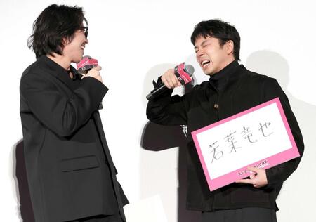 舞台あいさつで若葉竜也（左）との思い出を語るうちに号泣する仲野太賀