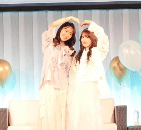 ファンからの要望に応え、ハートポーズで撮影に応じた菅井友香（左）と中村ゆりか