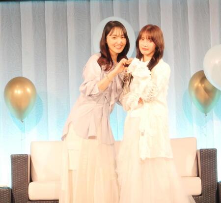 ファンからの要望に応え、ハートポーズで撮影に応じた菅井友香（左）と中村ゆりか