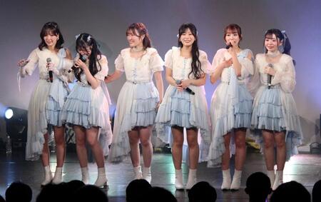 ラストライブで涙を流す（左から）ｍｙ　ｆａｖの古松華、黒瀬梨花、田中美帆、西村瑠香、川又あん奈、園田一花