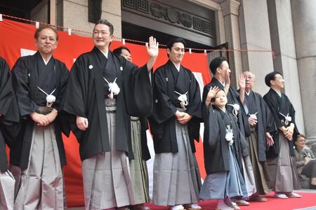 観客に手を振る中村獅童（左から２人目）、中村陽喜（同５人目）