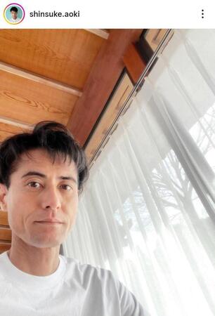 サングラスを外すと別人！広告撮影のオフショット。青木伸輔のインスタグラム＠ｓｈｉｎｓｕｋｅ．ａｏｋｉより