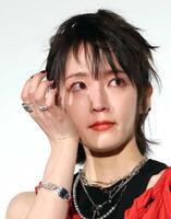 舞台あいさつで涙を流す吉岡里帆