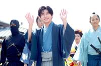 忍者や侍を引き連れ練り歩く長尾謙杜