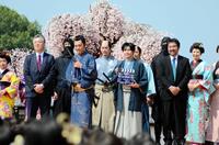 「太秦映画村」第１期リニューアルオープニングセレモニーに登場した（前列左から）東映株式会社・吉村文雄社長、田村ツトム、なにわ男子・長尾謙杜、安田淳一監督