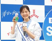 乾杯する生田絵梨花