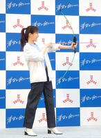 弓矢でバルーン割りに挑む生田絵梨花