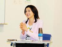 学生のプレゼンテーションに拍手で応じた藤原紀香