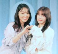 ファンからの要望に応え、ハートポーズで撮影に応じた菅井友香（左）と中村ゆりか