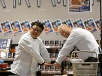 キャイ～ンポーズを見せる天野ひろゆき（左）、ウド鈴木