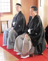 坂田藤十郎七回忌追善顕彰祭に参列した（左から）中村虎之介、中村扇雀