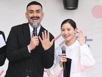 イベントのＭＣで登場し結婚指輪を披露するデニスの植竹希望（左）と比嘉梨乃（撮影・開出牧）