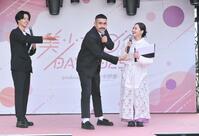 イベントで妻の比嘉梨乃（右端）を紹介するデニスの植竹希望。左端はデニスの松下宣夫（撮影・開出牧）