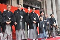 観客に手を振る中村獅童（左から２人目）、中村陽喜（同５人目）