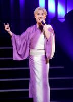 コンサートで熱唱する辰巳ゆうと