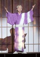 コンサートで熱唱する辰巳ゆうと