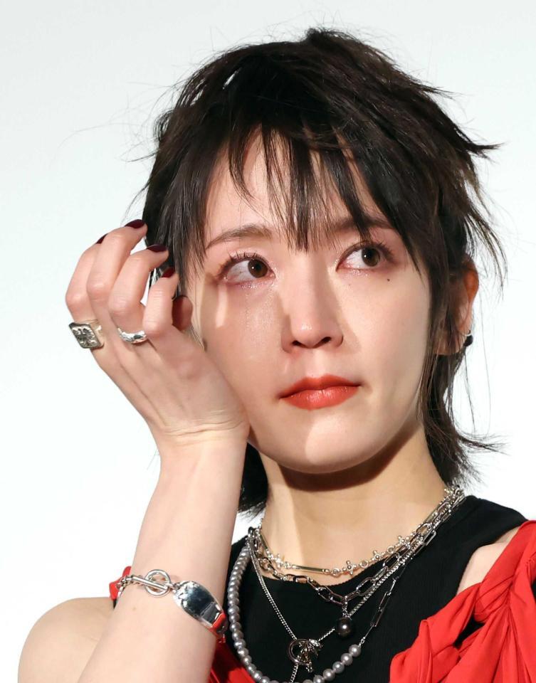舞台あいさつで涙を流す吉岡里帆