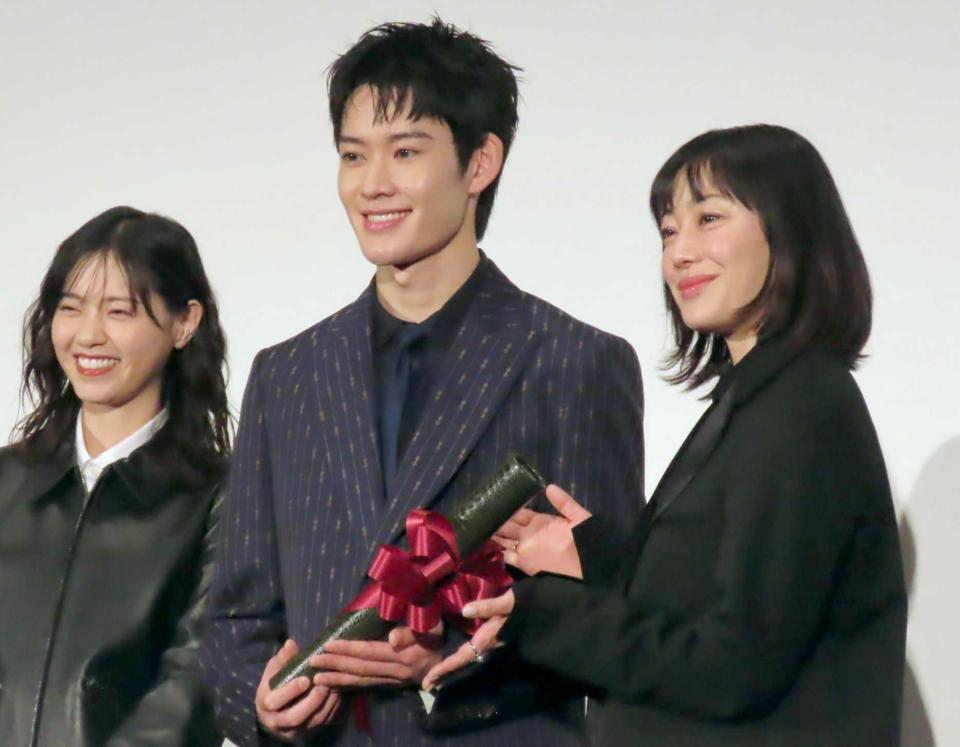 映画「９０メートル」の舞台あいさつに登壇した（左から）西野七瀬、山時聡真、菅野美穂