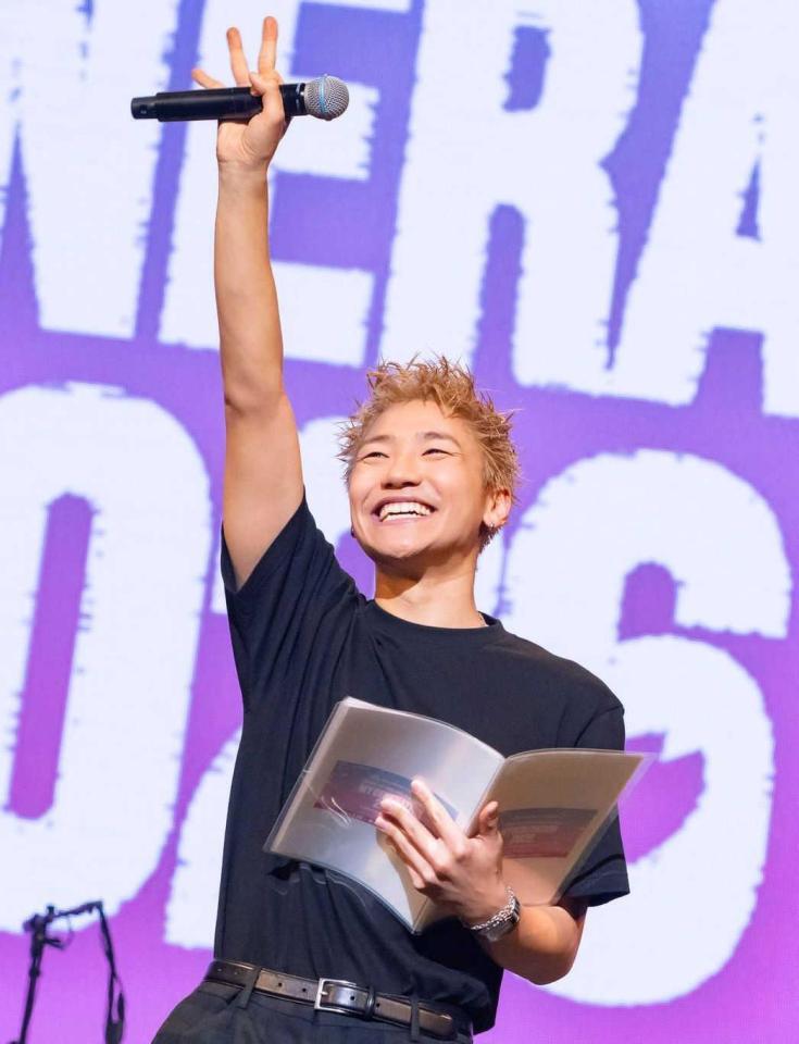 イベントで笑顔を見せるＧＥＮＥＲＡＴＩＯＮＳの小森隼（Ｃ）ＳＣＨＯＯＬ　ＯＦ　ＬＯＣＫ！　２０ｔｈ　Ａｎｎｉｖｅｒｓａｒｙ　ＭＹ　ＧＥＮＥＲＡＴＩＯＮ　２０２６　ｓｕｐｐｏｒｔｅｄ　ｂｙ　マイナビ