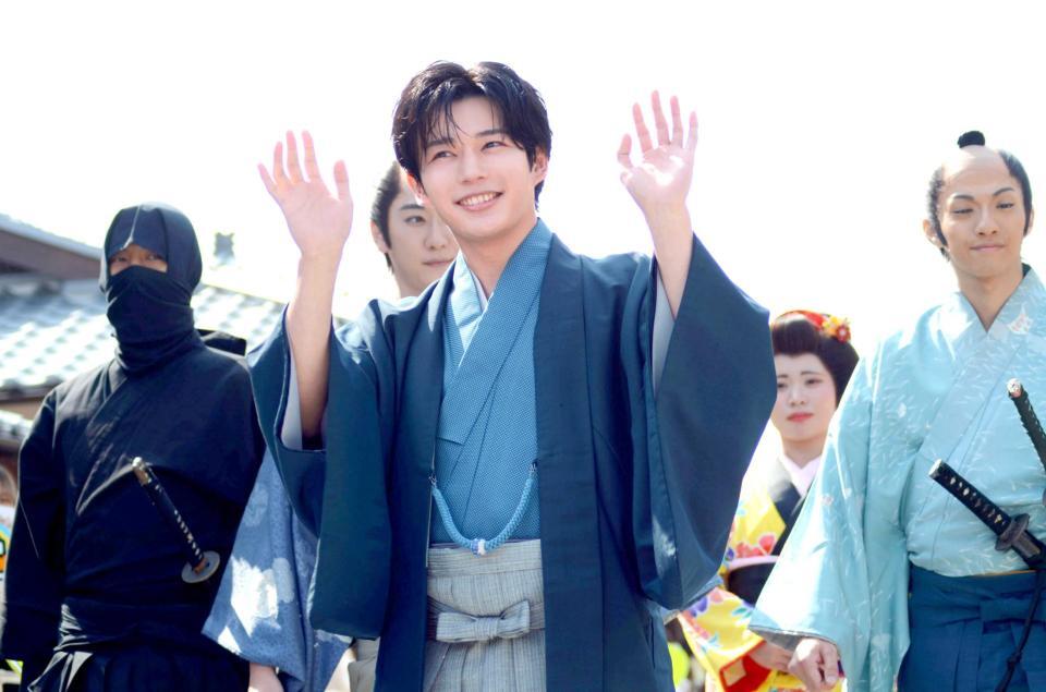 忍者や侍を引き連れ練り歩く長尾謙杜