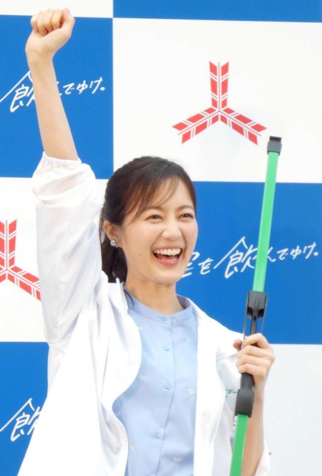 バルーン割りに成功し喜ぶ生田絵梨花