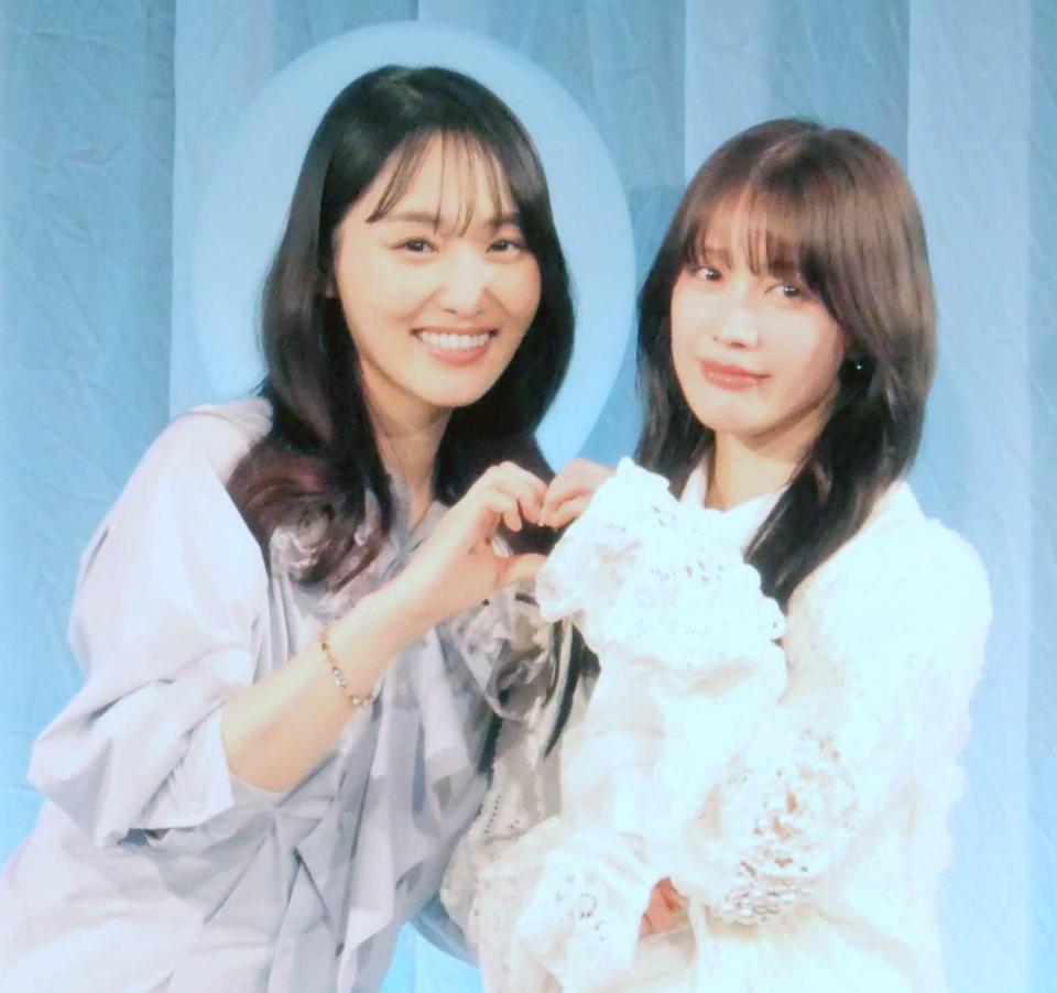 ファンからの要望に応え、ハートポーズで撮影に応じた菅井友香（左）と中村ゆりか
