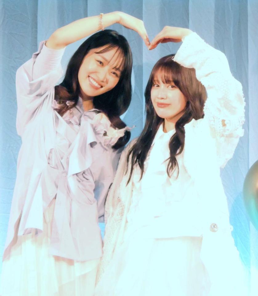 ハートポーズを見せる菅井友香（左）と中村ゆりか