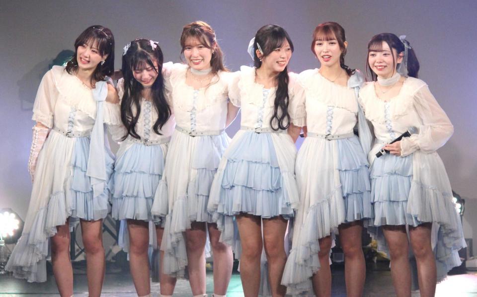 ラストライブで涙を流す（左から）ｍｙ　ｆａｖの古松華、黒瀬梨花、田中美帆、西村瑠香、川又あん奈、園田一花