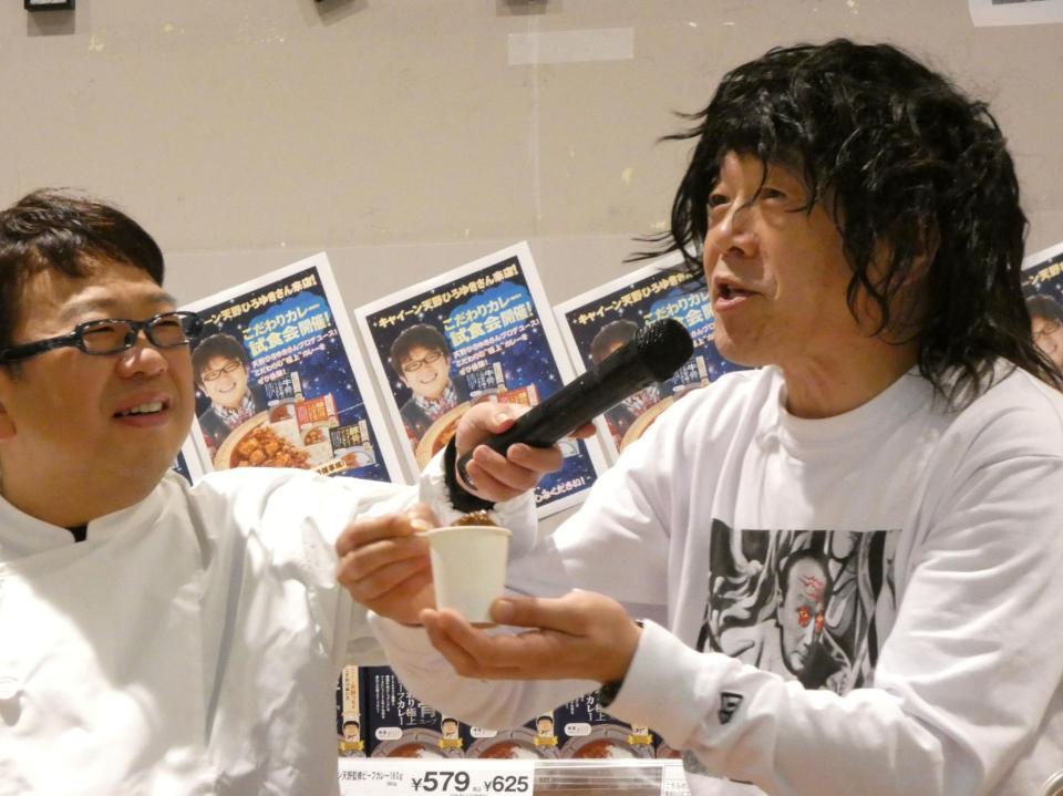 笑顔のキャイ～ン天野ひろゆき（左）と乱入したウド鈴木