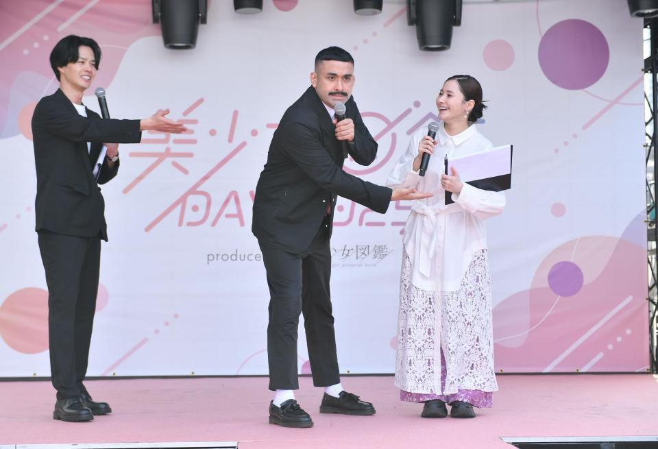 イベントで妻の比嘉梨乃（右端）を紹介するデニスの植竹希望。左端はデニスの松下宣夫（撮影・開出牧）