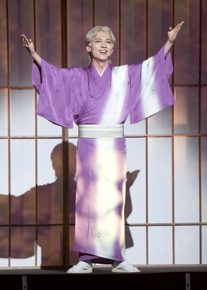 コンサートで熱唱する辰巳ゆうと