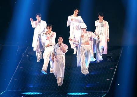 パフォーマンスをするＳｉｘＴＯＮＥＳの（左上から時計回りに）京本大我、松村北斗、高地優吾、ジェシー、森本慎太郎、田中樹（撮影・伊藤笙子）