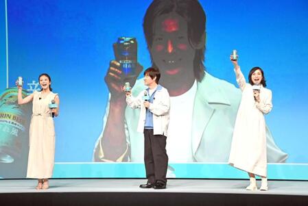 乾杯する（左から）今田美桜、内村光良、天海祐希とテレビ出演の目黒連（撮影・持木克友）