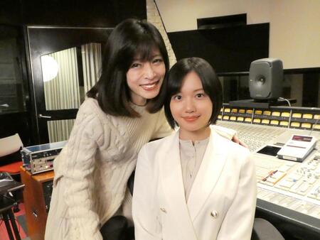 中森明菜（左）と田中瞳キャスター【Ⓒテレビ東京】