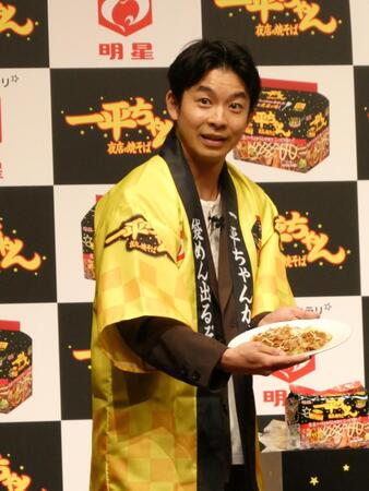 焼きそばを見せる仲野太賀
