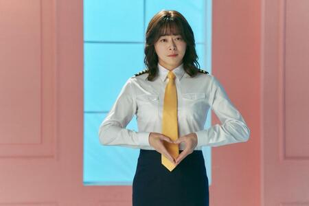 韓国映画「ＰＩＬＯＴ　ー人生のリフライトー」スチールカット　チョ・ジョンソクが１人２役を熱演　©２０２４　ＬＯＴＴＥ　ＥＮＴＥＲＴＡＩＮＭＥＮＴ，　ＳＯＬＡＩＲＥ　ＰＡＲＴＮＥＲＳ　ＬＬＣ，　ＳＨＯＴＣＡＫＥ　Ｃｏｒｐ．，　ＭＯＶＩＥＲＯＣＫ　Ｉｎｃ．，　Ａｌｌ　Ｒｉｇｈｔｓ　Ｒｅｓｅｒｖｅｄ．