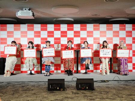 フリップトークを行ったＣＡＮＤＹ　ＴＵＮＥの（左から）南なつ、小川奈々子、福山梨乃、立花琴未、桐原美月、村川緋杏、宮野静